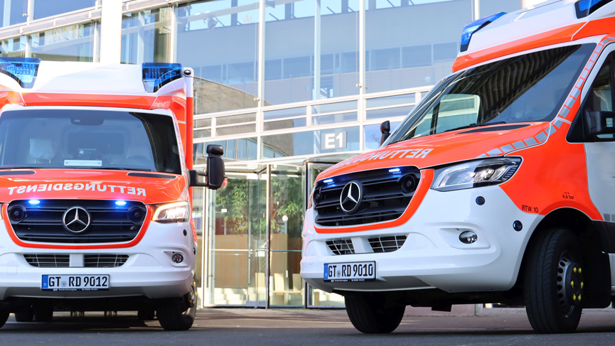 Die zwei neuen Rettungswagen vor dem Kreishaus Gütersloh. Foto: Kreis Gütersloh 