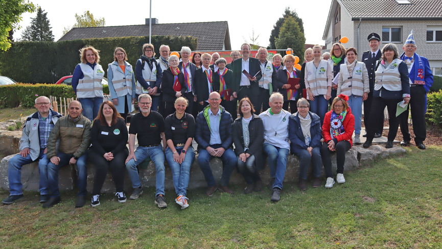 Ein Gruppenbild mit zahlreichen Bürgerinnen und Bürgern aus Künsebeck, die dabei geholfen haben, ihr Dorf der Bewertungskommission zu präsentieren. Foto: Kreis Gütersloh