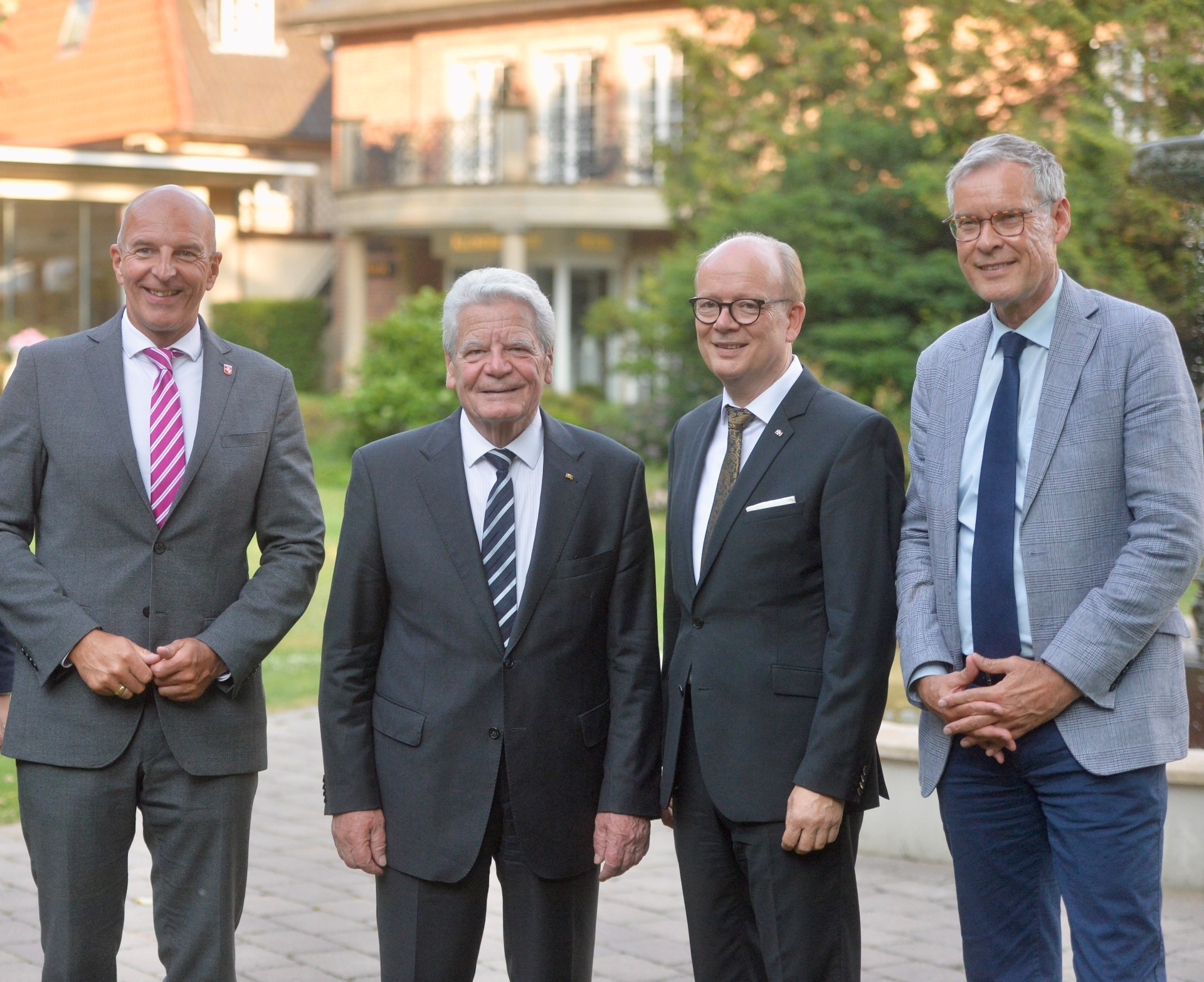 Dr. Georg Lunemann, LWL-Direktor, NRW-Landtagspräsident André Kuper, Landrat Sven-Georg Adenauer und Bundespräsident a.D. Joachim Gauck